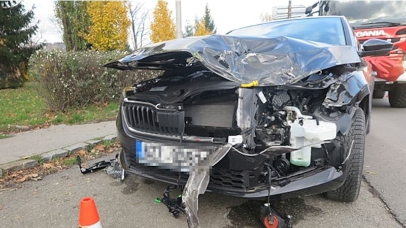 Mladá řidička osobního auta přežila střet s vlakem bez zranění